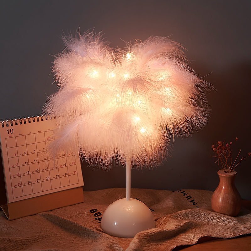 Elegant Plumes: Nordic Feather Table Lamp