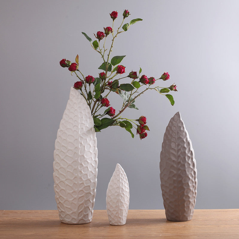 Contemporary Blooms: Nordic Ceramic Flower Vase