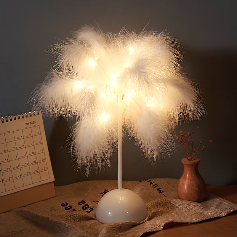 Elegant Plumes: Nordic Feather Table Lamp