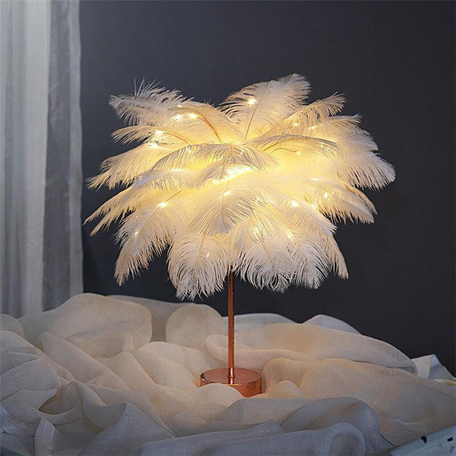 Elegant Plumes: Nordic Feather Table Lamp